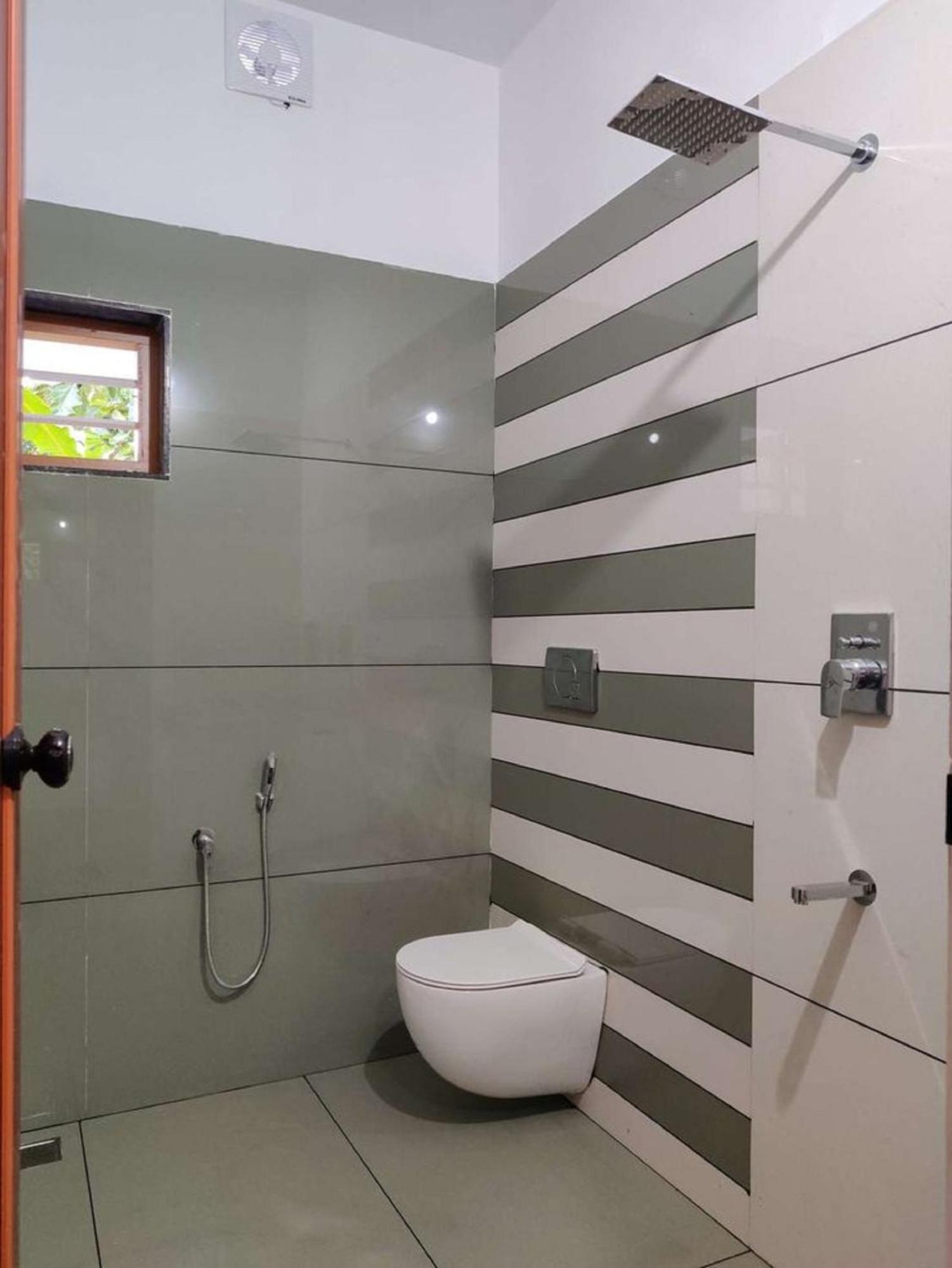 Plaza Saphire At Railway Station Guest house *