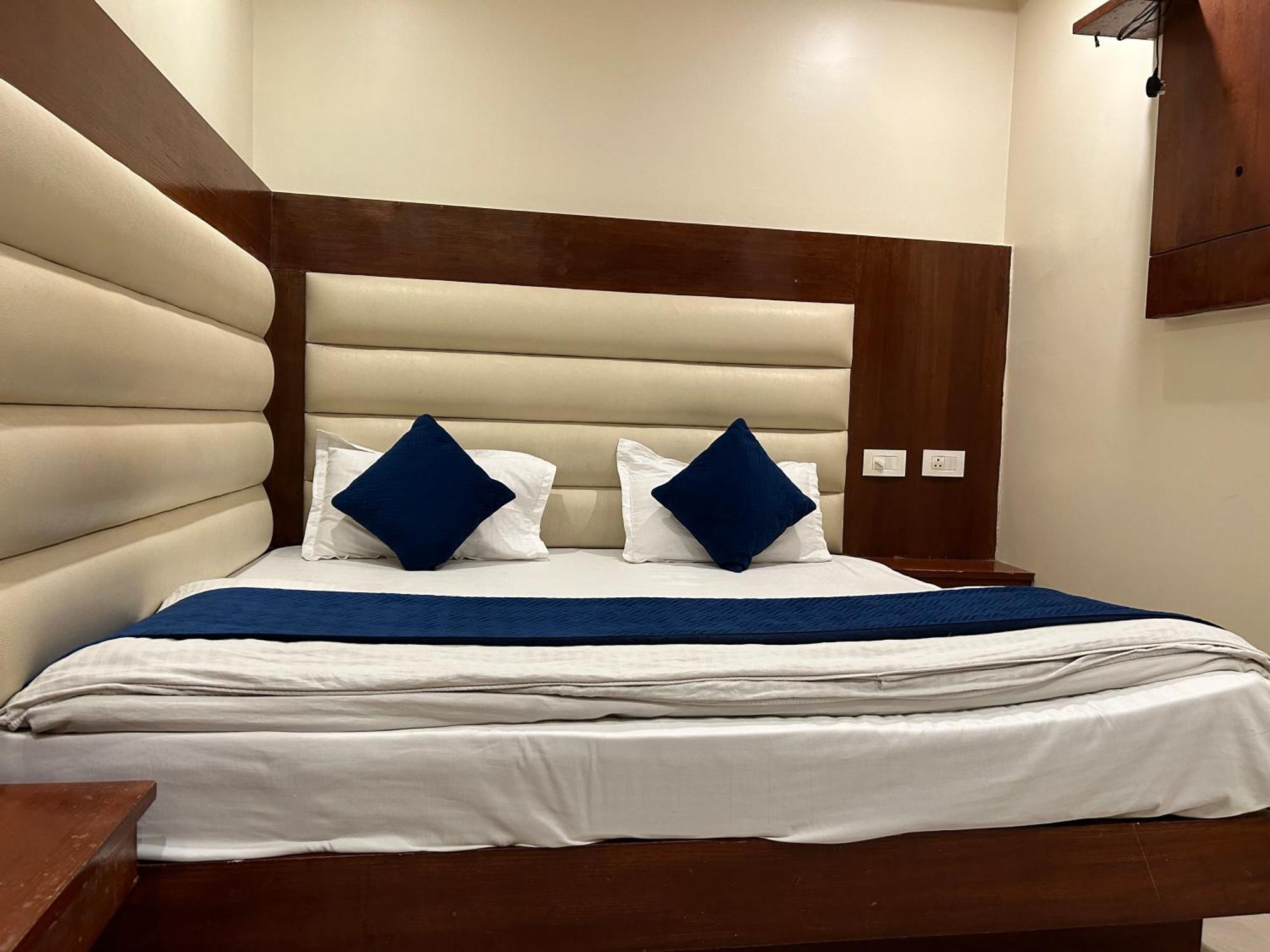 Plaza Saphire At Railway Station * New Delhi
